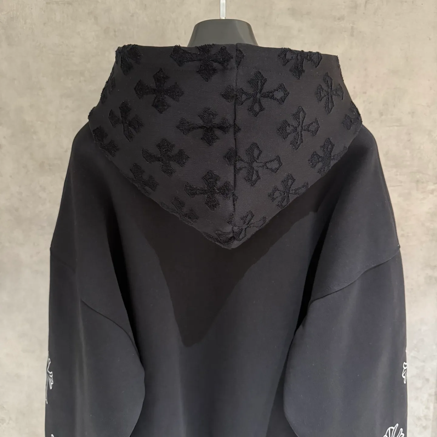 🅿️390 [Strict quality control] CH Croixin's new long-sleeved hooded sweatshirt. The fabric is made of heavy 480g double yarn fabric. The whole garment is washed. The front and rear panels are laser-burned. The ready-to-wear wash is loose. The fabric is stiff and stylish. It does not deform or shrink. Color: black, white, floral gray. Size: M-2xl